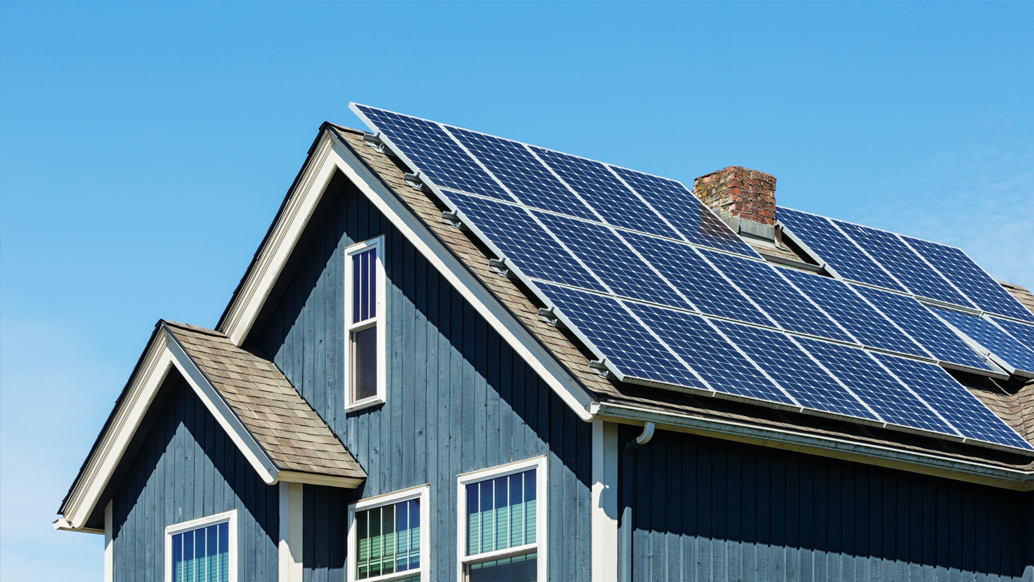 casa con placas solares en el tejado