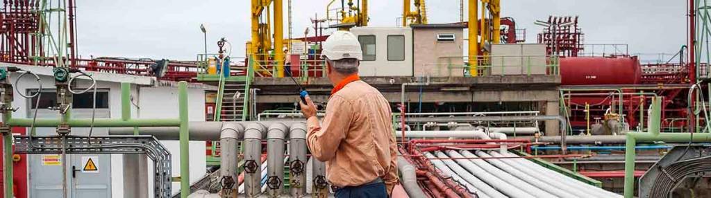 Image of an operator's back at one of the Repsol industrial complexes