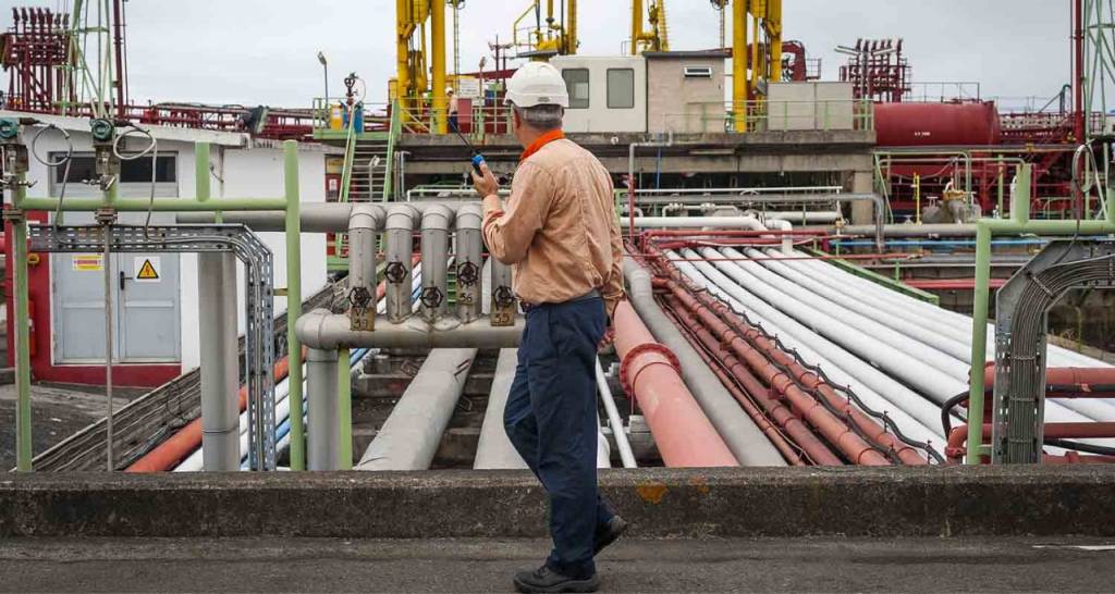 Vista de un operario en una refinería