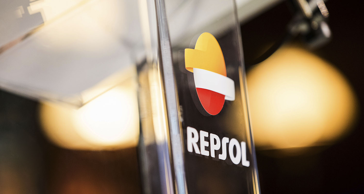 Logo de repsol en un cristal