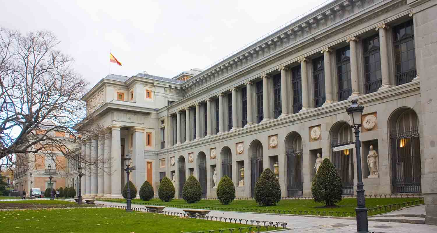 Un grupo de gente en un museo 