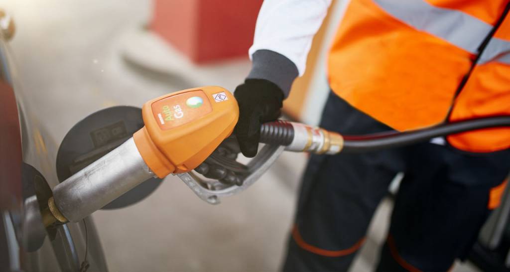 Un operario reposta AutoGas  en un coche en una estación de  servicio Repsol