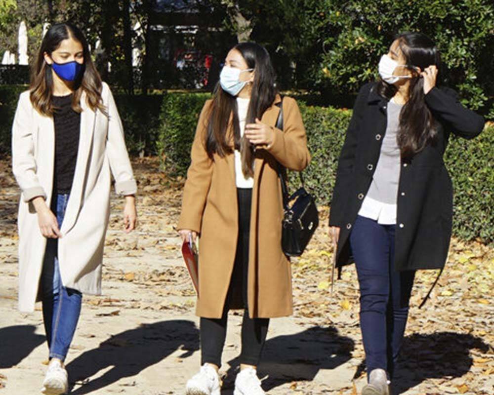 Tres chicas caminando por un camino. Fundación Carolina.