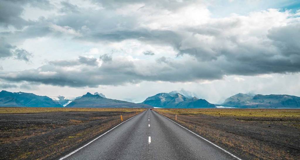 Carretera recta que desaparece en el horizonte