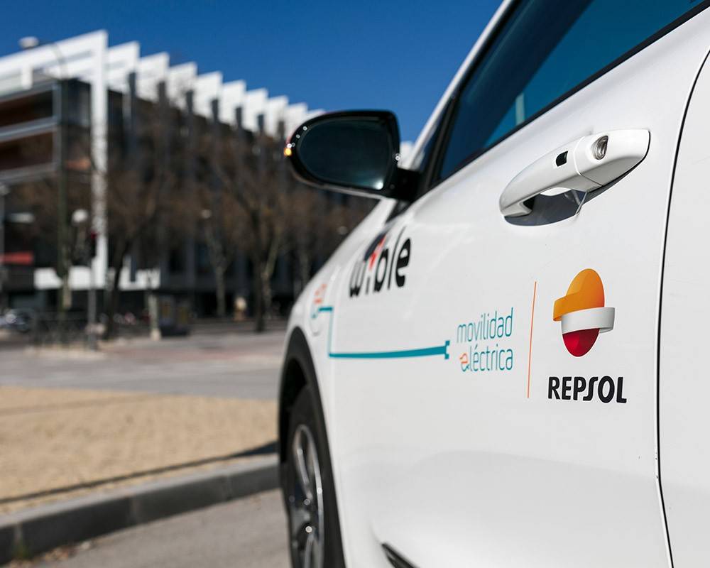 Un coche wible delante del Campus Repsol