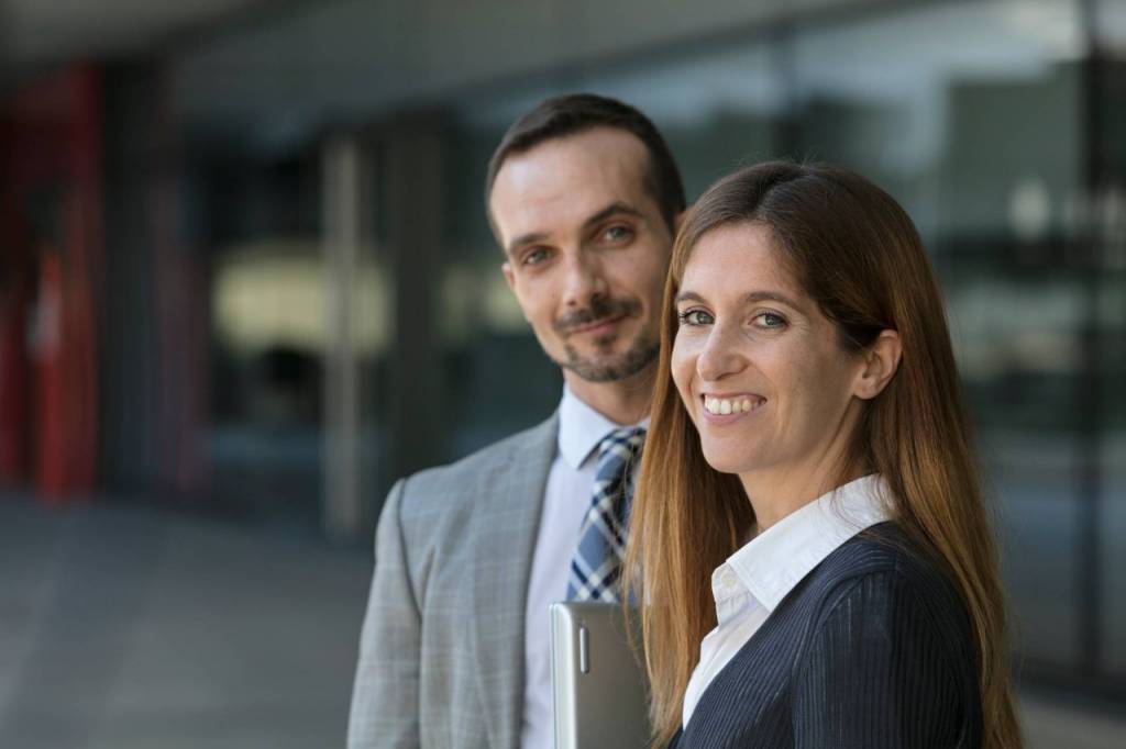 Dos personas posan en el Campus Repsol