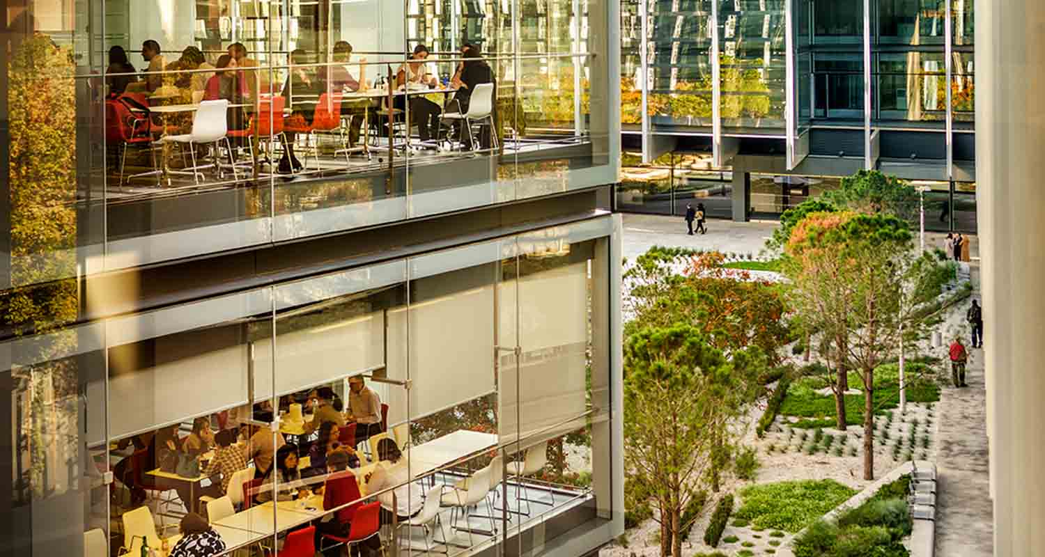 Reconocimientos. Vista de un edificio acristalado rodeado de una zona ajardinada 