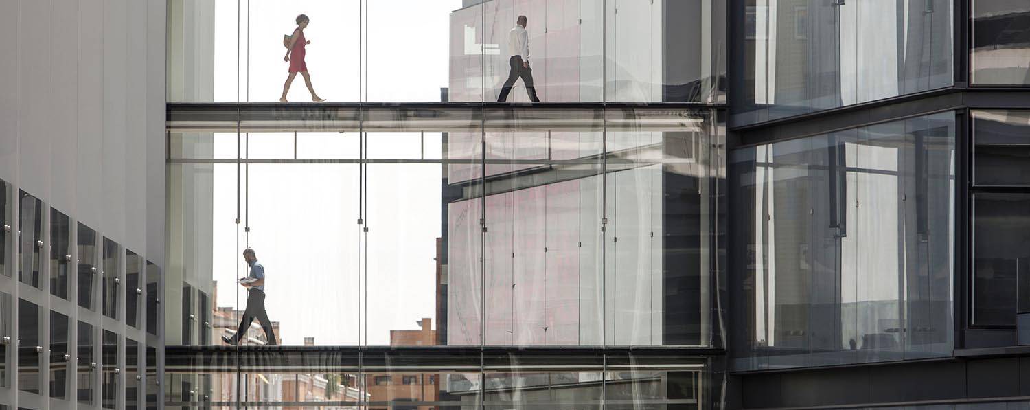 A sky bridge connecting two buildings at the Repsol Campus Repsol