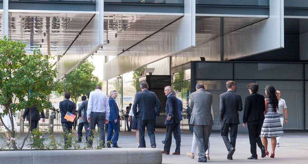 Grupo de personas caminando por el Campus de Repsol