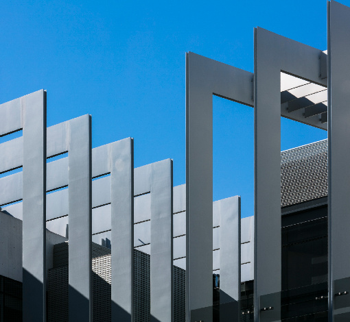 Image of the glass facade of the Repsol Campus