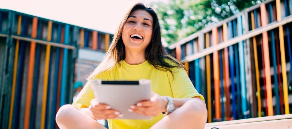 A smiley young person with a tablet