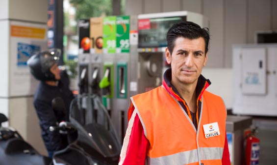 Empleado de Repsol en estaciones de servicio