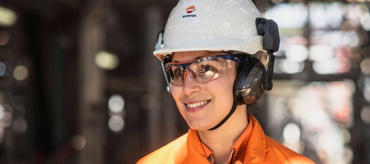 Mujer operario con casco y gafas de seguridad