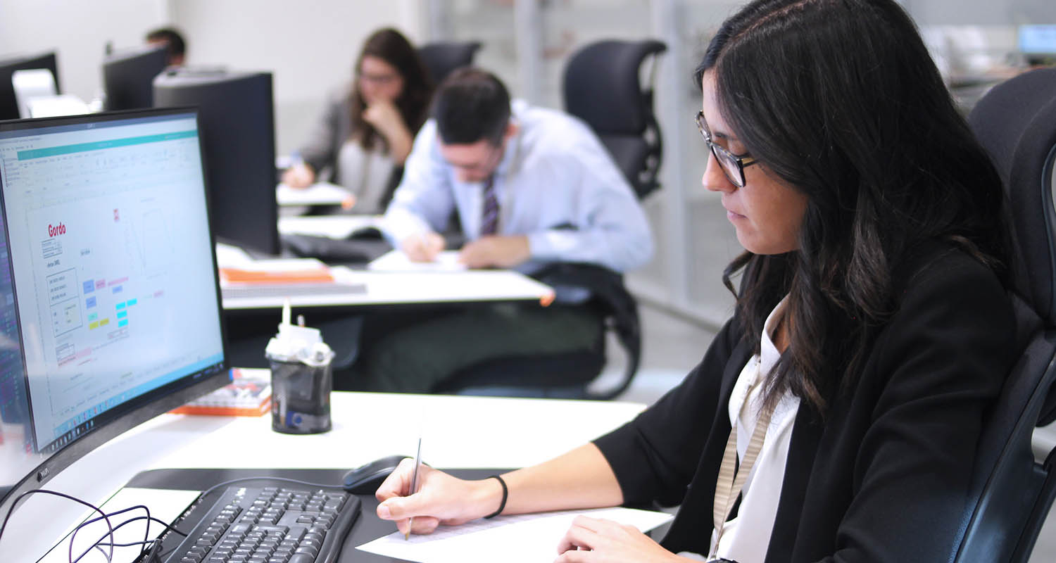 Mujer trabajando en la oficina