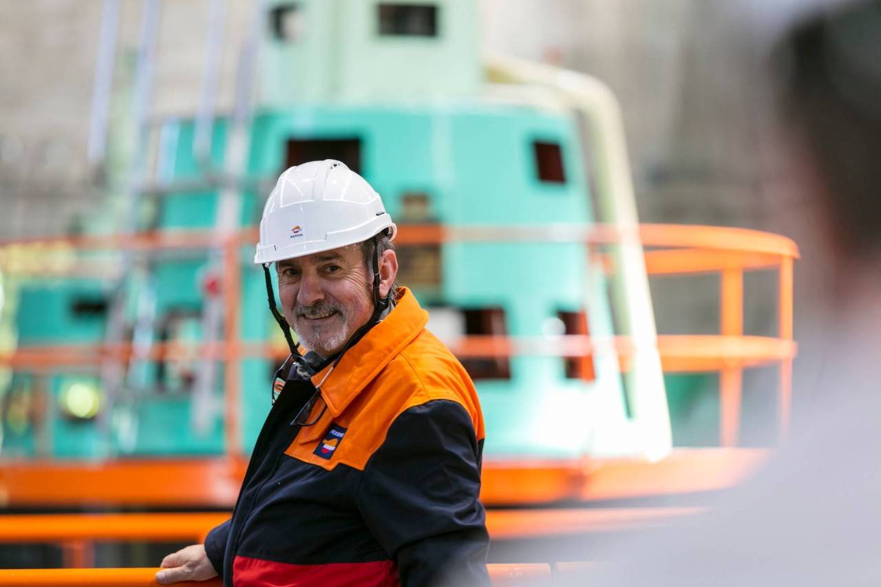 trabajador de energia hidroelectrica