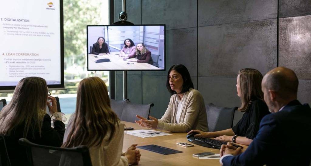 Reunión de empleados en una oficna