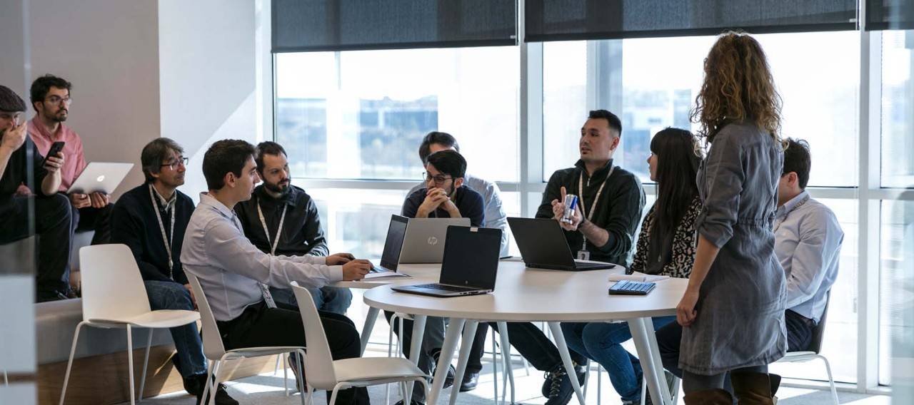 Reunión de empleados en una sala