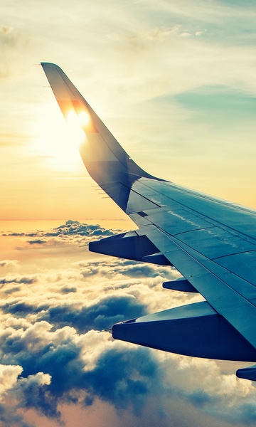 Un avión volando en un cielo azul 