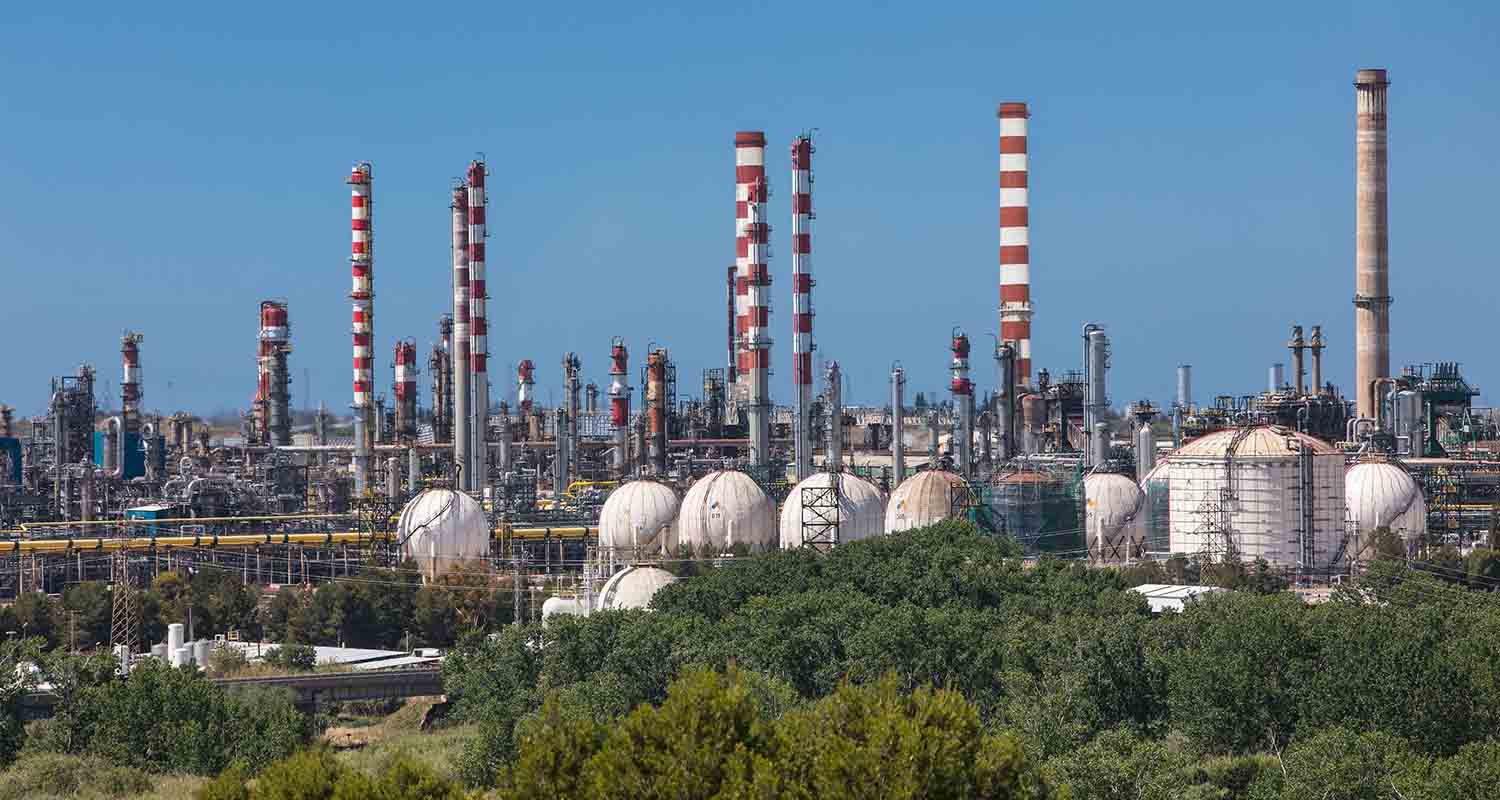 Vista de refinería y torres