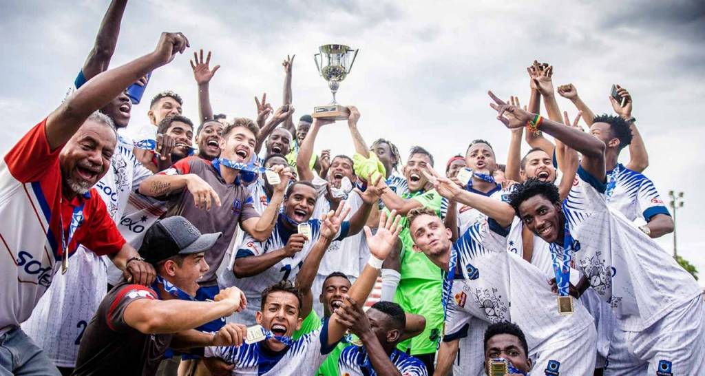 El equipo de fútbol de la Academia Pérolas Negras celebra un título