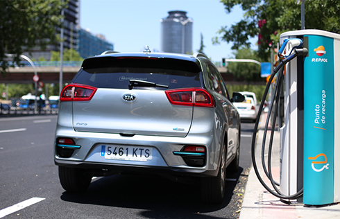 Vehículo eléctrico al lado de una electrolinera