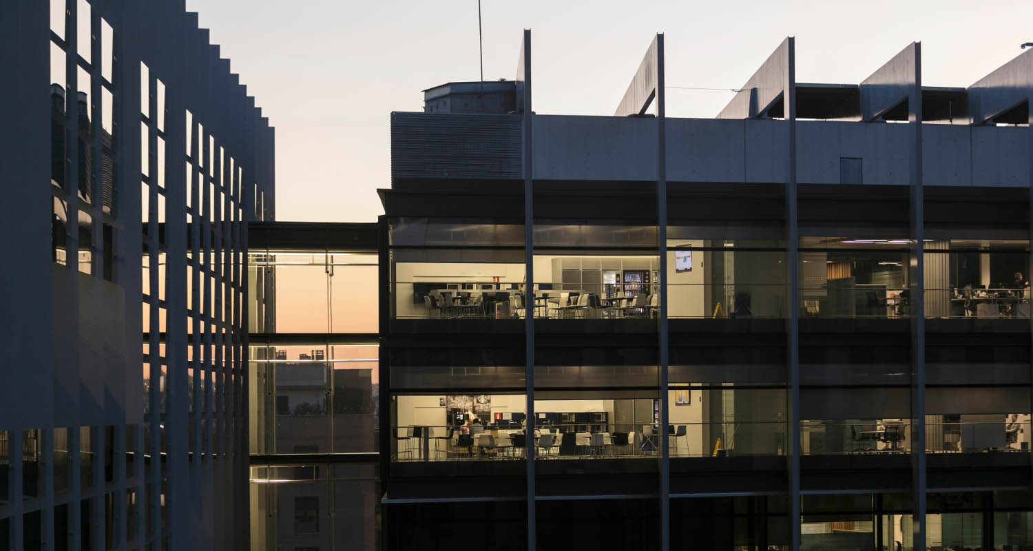 Edificio campus de noche