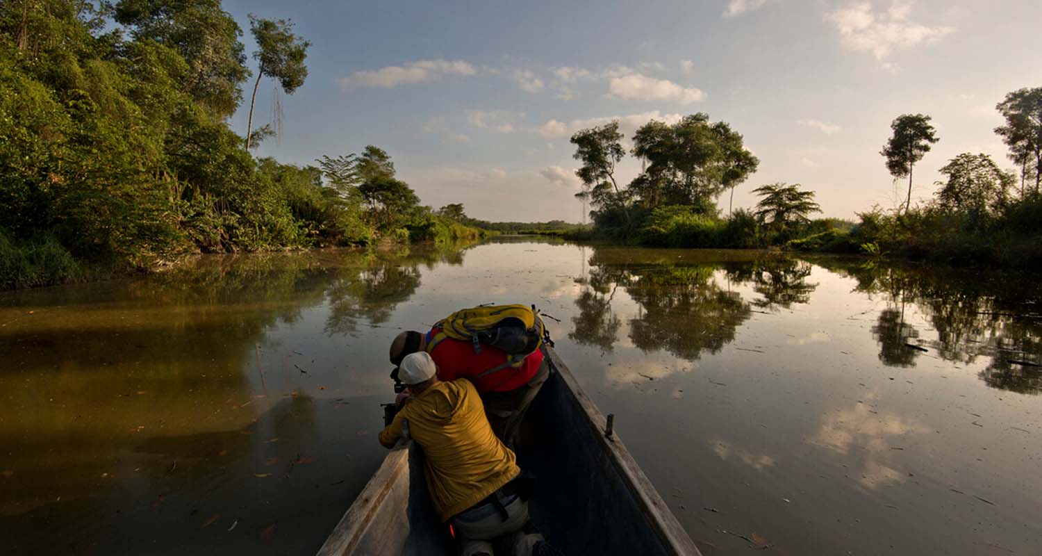 Una barca navega por un río. 