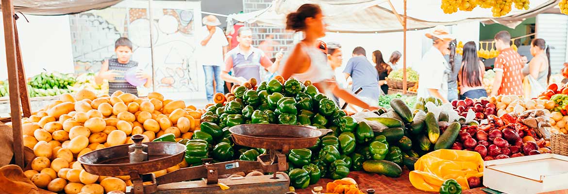 Primer plano de frutas y verduras en un puesto de un mercadillo.Casos de éxito 