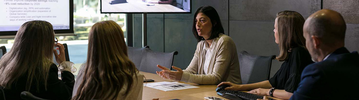 Mujer hablando en una reunión