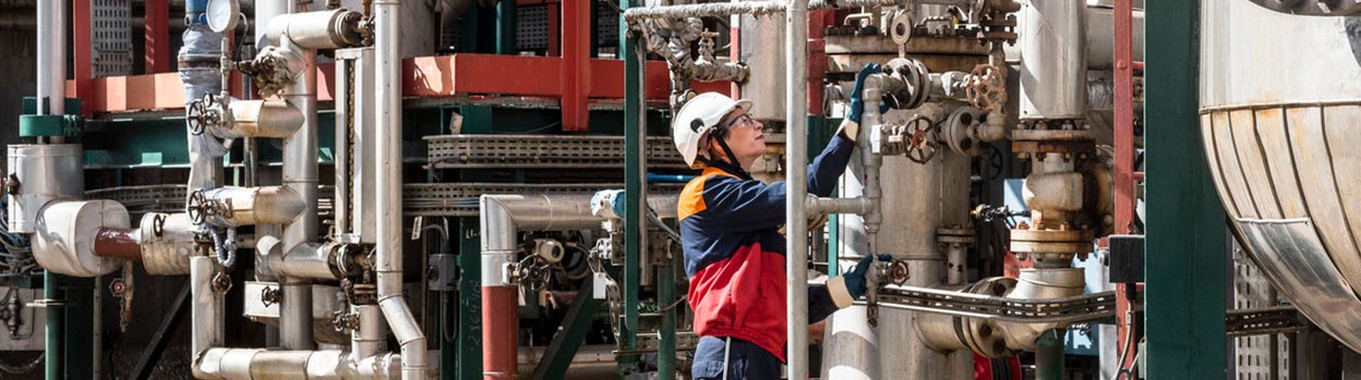 Mujer trabajando en una refinería