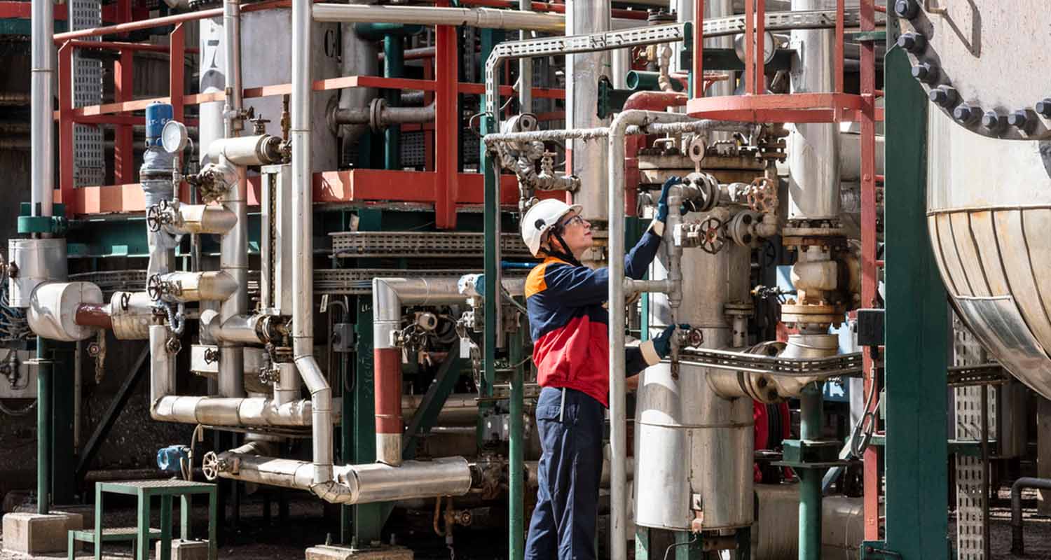 Una mujer trabajando en una refinería