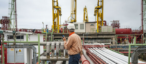 Image of an operator's back at one of the Repsol industrial complexes