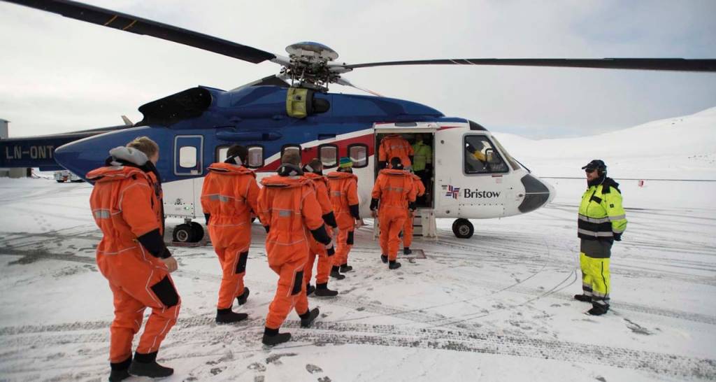 Operarios entrando al helicóptero