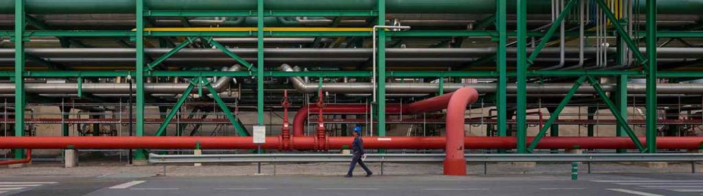 Una persona caminando en una refinería