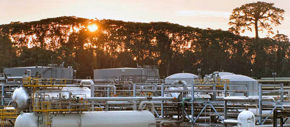 Vista de los tanques de una refinería 