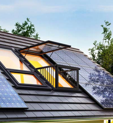 Paneles solares en el tejado de una casa