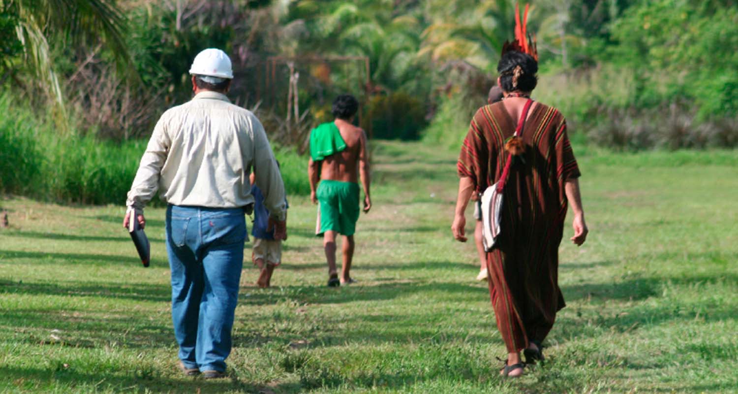 Tres personas caminando