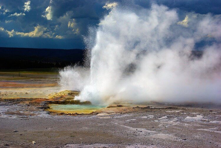 Vista de un geiser en erupción